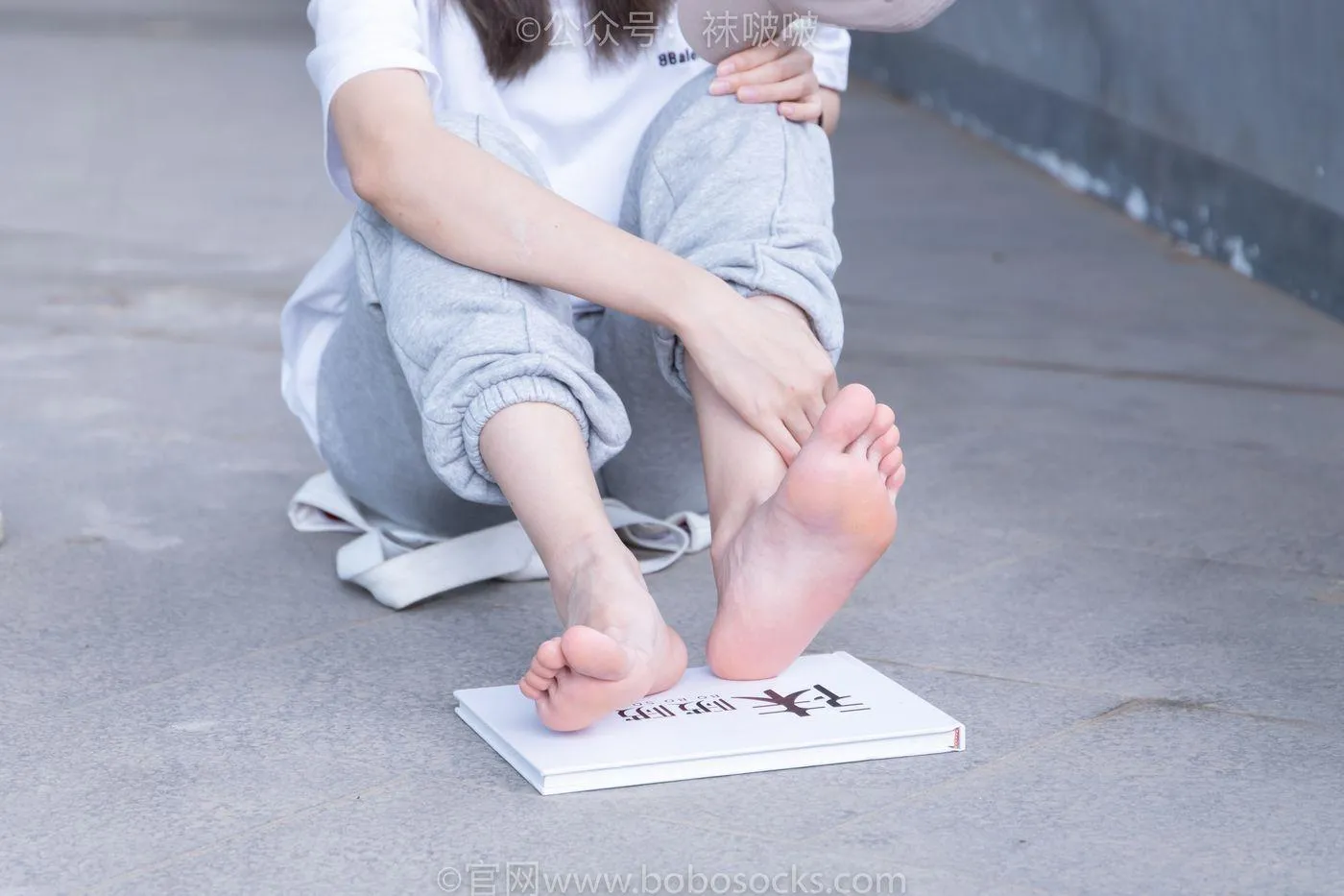 [BoBoSocks袜啵啵]NO.012 泡芙-运动鞋、白棉袜、裸足 [132P]插图1